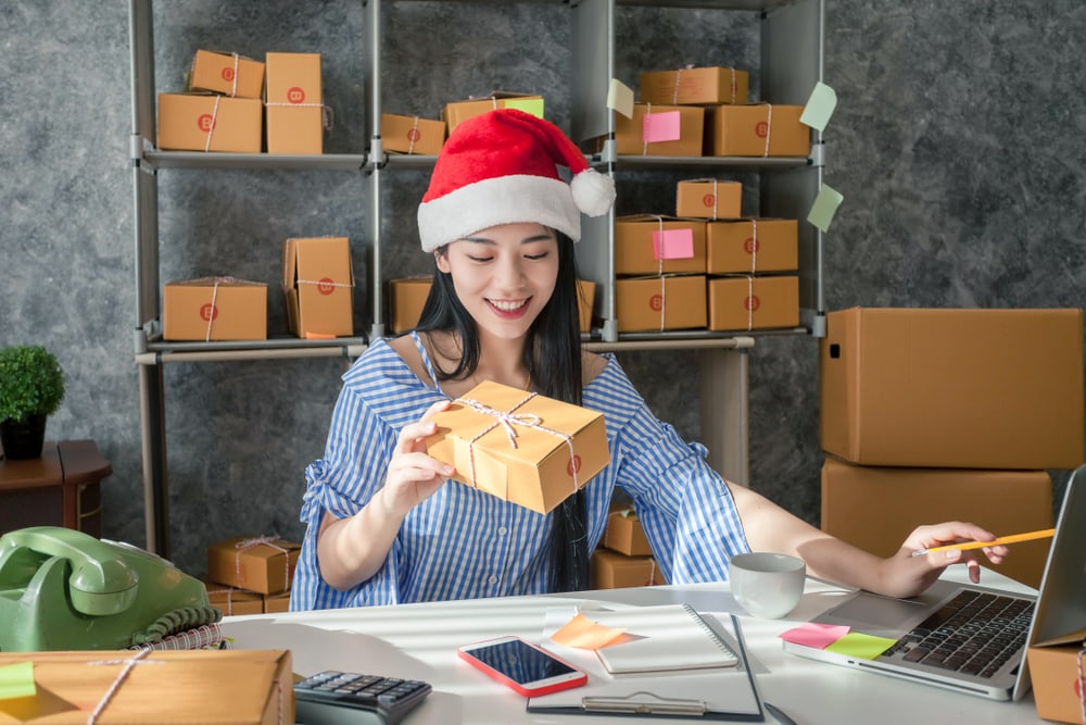 Beautiful,Young,Woman,Entrepreneurs,Wearing,A,Hat,Christmas,Happy,Work