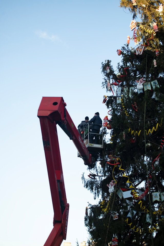 Recrutement pour les fêtes de fin d’année : les solutions intérim pour le BTP, le transport et l'électricité